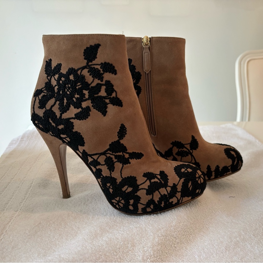 Valentino beige suede booties with enbroidered flowers